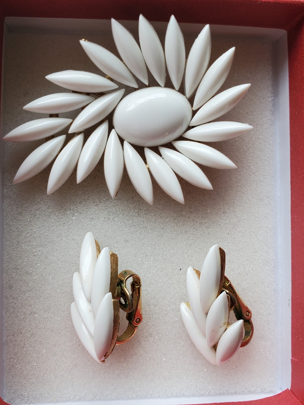 Vintage Crown Trifari 1950s White Milk Glass Brooch And Earrings Set Jewelry